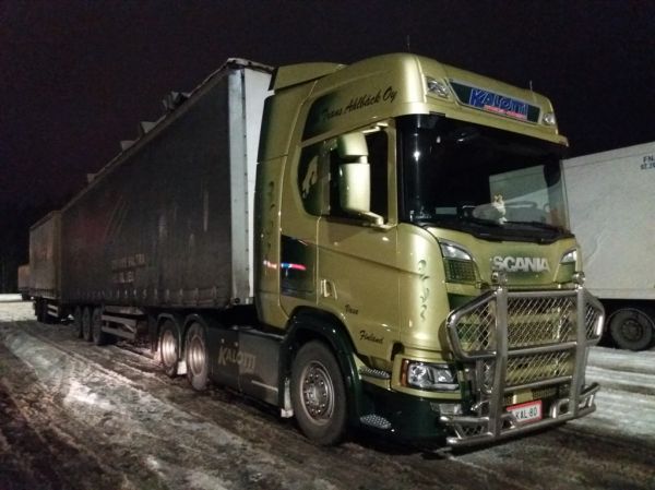 AB Trans Ahlbäck Oy:n Scania
Kalottihuolinnan ajossa oleva AB Trans Ahlbäck Oy:n Scania puoliperävaunuyhdistelmä+vasikkayhdistelmä
Avainsanat: Kalottihuolinta Ahlbäck Scania ABC Hirvaskangas