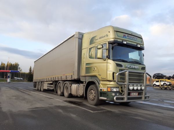 AB Trans Ahlbäck Oy:n Scania 
Kalottihuolinnan ajossa oleva AB Trans Ahlbäck Oy:n Scania puoliperävaunuyhdistelmä.
Avainsanat: Kalottihuolinta Ahlbäck Scania ABC Hirvaskangas