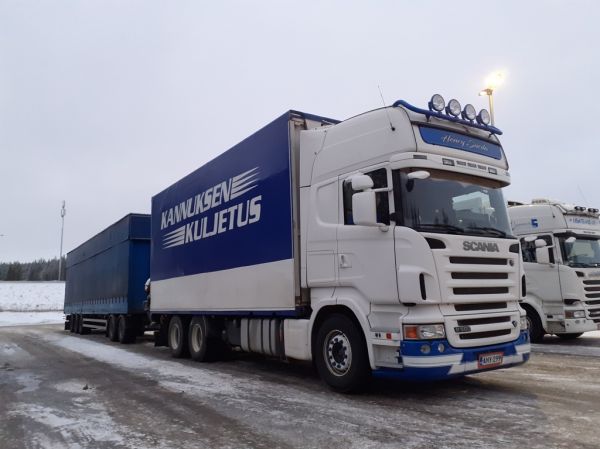 H Siirilän Scania R560
Kannuksen Kuljetus Oy:n ajossa oleva H Siirilä Oy:n nosturilla varustettu Scania R560 täysperävaunuyhdistelmä.
Avainsanat: Kannuksen Kuljetus Siirilä Scania R560 Shell Hirvaskangas