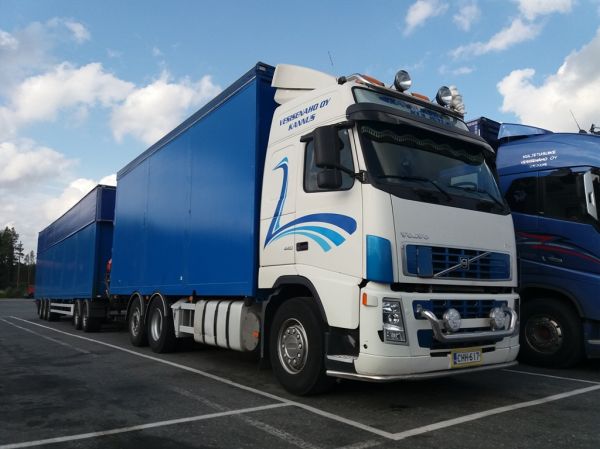 Klikkaa kuvaa nähdäksesi se täysikokoisena
==============
Kuljetusliike Vesisenahon Volvo FH440
Kannuksen Kuljetus Oy:n ajossa oleva Kuljetusliike Vesisenaho Oy:n Volvo FH440 täysperävaunuyhdistelmä.
Avainsanat: Kannuksen Kuljetus Vesisenaho Volvo FH440 ABC Hirvaskangas Kuljetusliike Vesisenahon Volvo FH440
Kannuksen Kuljetus Oy:n ajossa oleva Kuljetusliike Vesisenaho Oy:n Volvo FH440 täysperävaunuyhdistelmä.
Avainsanat: Kannuksen Kuljetus Vesisenaho Volvo FH440 ABC Hirvaskangas