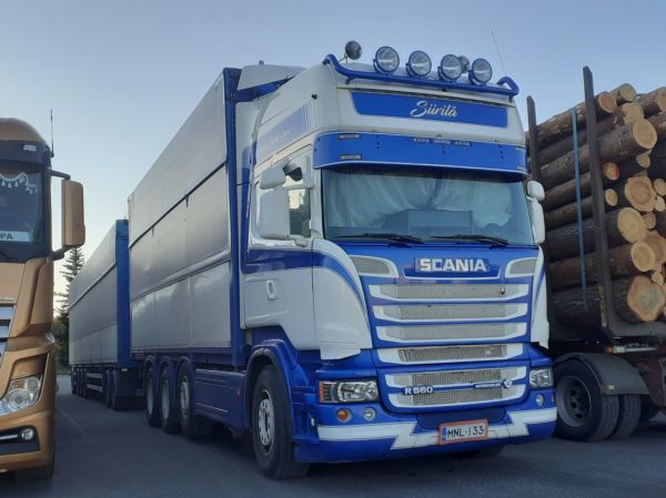 H Siirilän Scania R560
Kannuksen Kuljetus Oy:n ajossa oleva H Siirilä Oy:n Scania R560 täysperävaunuyhdistelmä.
Avainsanat: Kannuksen Kuljetus Siirilä Scania R560 ABC Hirvaskangas