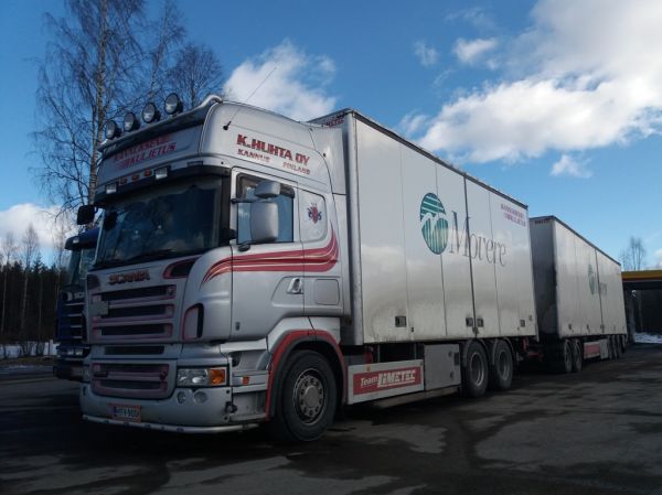 Klikkaa kuvaa nähdäksesi se täysikokoisena
==============
K Huhdan Scania R500
Kannuksen Kuljetus Oy:n ajossa oleva K Huhta Oy:n Scania R500 täysperävaunuyhdistelmä.
Avainsanat: Kannuksen Kuljetus Huhta Scania R500 Shell Hirvaskangas K Huhdan Scania R500
Kannuksen Kuljetus Oy:n ajossa oleva K Huhta Oy:n Scania R500 täysperävaunuyhdistelmä.
Avainsanat: Kannuksen Kuljetus Huhta Scania R500 Shell Hirvaskangas