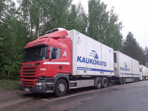 Jpk Logisticsin Scania R520
Kaukokiidon ajossa oleva Jpk Logistics Oy:n Scania R520 täysperävaunuyhdistelmä.

Avainsanat: Kaukokiito Jpk Logistics Scania R520 Shell Hirvaskangas 188