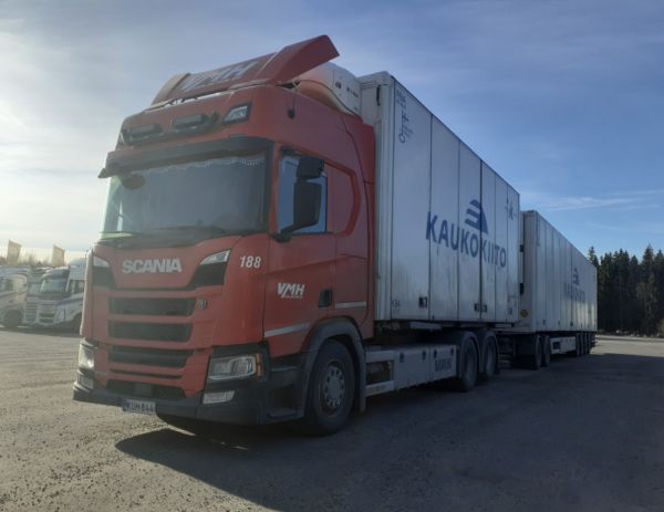 Klikkaa kuvaa nähdäksesi se täysikokoisena
==============
VMH-Kuljetuksen Scania R500
Kaukokiidon/Kuljetusliike Kantola&Koramon ajossa oleva VMH-Kuljetus Oy:n Scania R500 täysperävaunuyhdistelmä.
Avainsanat: Kaukokiito Kantola&Koramo VMH-Kuljetus Scania R500 ABC Hirvaskangas 188 VMH-Kuljetuksen Scania R500
Kaukokiidon/Kuljetusliike Kantola&Koramon ajossa oleva VMH-Kuljetus Oy:n Scania R500 täysperävaunuyhdistelmä.
Avainsanat: Kaukokiito Kantola&Koramo VMH-Kuljetus Scania R500 ABC Hirvaskangas 188