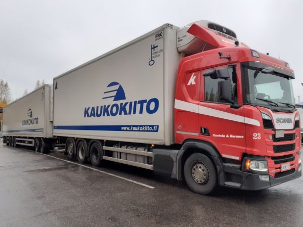 Kantola&Koramon Scania R580
Kaukokiidon ajossa oleva Kuljetusliike Kantola&Koramo Oy:n Scania R580 täysperävaunuyhdistelmä.
Avainsanat: Kaukokiito Kantola&Koramo Scania R580 Shell Hirvaskangas 23