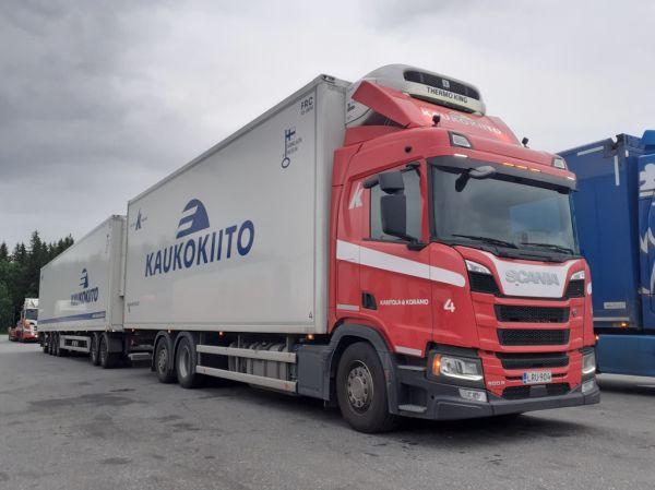 Kantola&Koramon Scania 500R
Kaukokiidon ajossa oleva Kuljetusliike Kantola&Koramo Oy:n Scania 500R täysperävaunuyhdistelmä.
Avainsanat: Kaukokiito Kantola&Koramo Scania 500R ABC Hirvaskangas 4