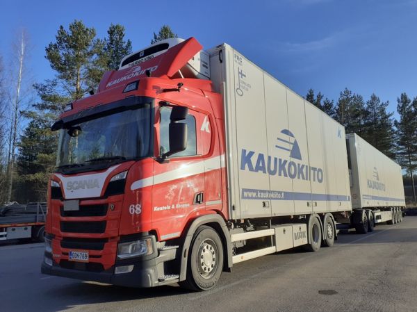 Kantola&Koramon Scania R500
Kaukokiidon ajossa oleva Kuljetusliike Kantola&Koramo Oy:n Scania R500 täysperävaunuyhdistelmä.
Avainsanat: Kaukokiito Kantola&Koramo Scania R500 ABC Hirvaskangas 68