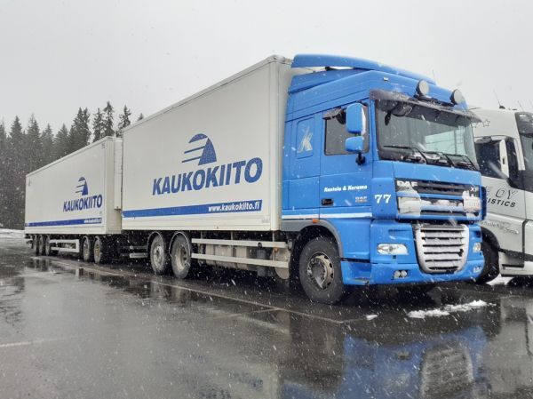 Kantola&Koramon DAF XF 105.460
Kaukokiidon ajossa oleva Kuljetusliike Kantola&Koramo Oy:n  DAF XF 105.460 täysperävaunuyhdistelmä.

Avainsanat: Kaukokiito Kantola&Koramo DAF XF105.460 ABC Hirvaskangas