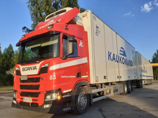 Kantola&Koramon Scania R500
Kaukokiidon ajossa oleva Kuljetusliike Kantola&Koramo Oy:n Scania R500 täysperävaunuyhdistelmä.
Avainsanat: Kaukokiito Kantola&Koramo Scania R500 Shell Hirvaskangas 83
