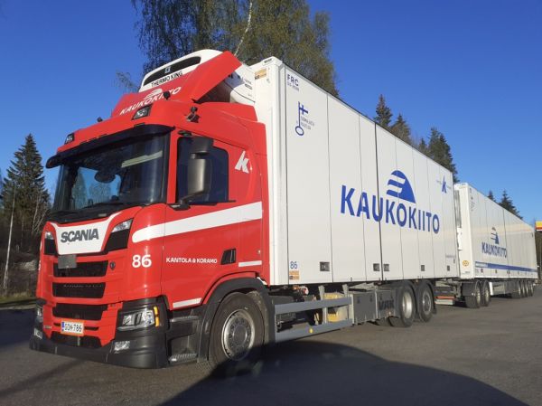 Kantola&Koramon Scania R500
Kaukokiidon ajossa oleva Kuljetusliike Kantola&Koramo Oy:n Scania R500 täysperävaunuyhdistelmä.
Avainsanat: Kaukokiito Kantola&Koramo Scania R500 Shell Hirvaskangas 86