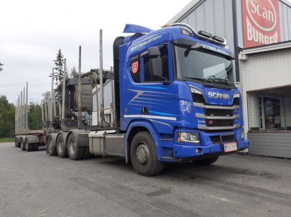 Kanttikuljetuksen Scania R650XT
Kanttikuljetus Oy:n Scania R650XT puutavarayhdistelmä.
Avainsanat: Kanttikuljetus Scania R650XT