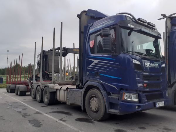 Kanttikuljetuksen Scania R660XT
Kanttikuljetus Oy:n Scania R660XT puutavarayhdistelmä.
Avainsanat: Kanttikuljetus Scania R660XT Shell Hirvaskangas