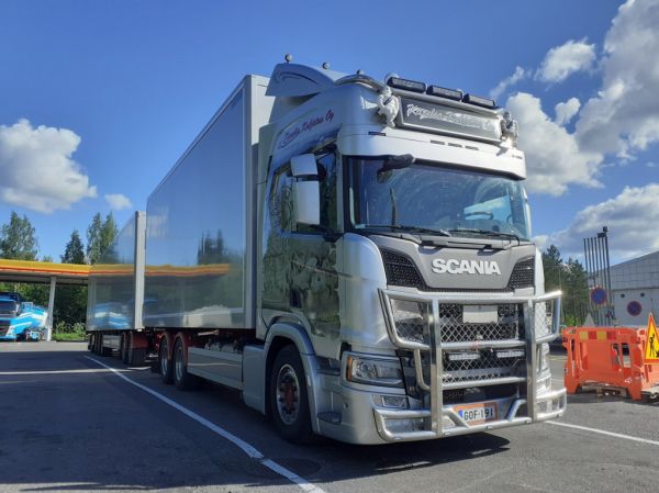 Karelia Kuljetuksen Scania
Karelia Kuljetus Oy:n Scania täysperävaunuyhdistelmä
Avainsanat: Karelia-Kuljetus Scania Shell Hirvaskangas