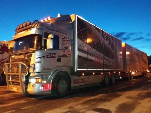 Karelia Kuljetuksen Scania
Karelia Kuljetus Oy:n Scania täysperävaunuyhdistelmä.
Avainsanat: Karelia-Kuljetus Scania ABC Hirvaskangas 2