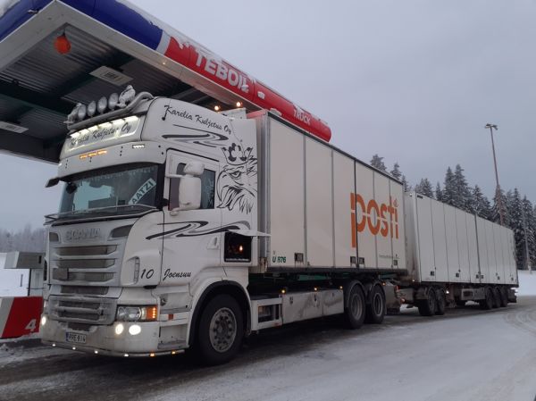 Karelia Kuljetuksen Scania
Karelia Kuljetus Oy:n Scania täysperävaunuyhdistelmä.
Avainsanat: Karelia-Kuljetus Scania ABC Hirvaskangas 10 Posti Aatzi