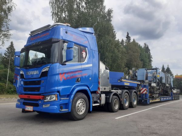 Kuljetusliike Karjalainen&Kumppanit Ky:n Scania R730
Kuljetusliike Karjalainen&Kumpp Ky:n Scania R730 lavettiyhdistelmä.

Avainsanat: Karjalainen&Kumpp Scania R730 Shell Hirvaskangas