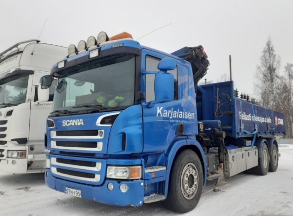 Karjalaisen Nostokuljetuksen Scania
Karjalaisen Nostokuljetuksen nosturilla varustettu Scania vaihtolava-auto
Avainsanat: Karjalainen Scania Neste