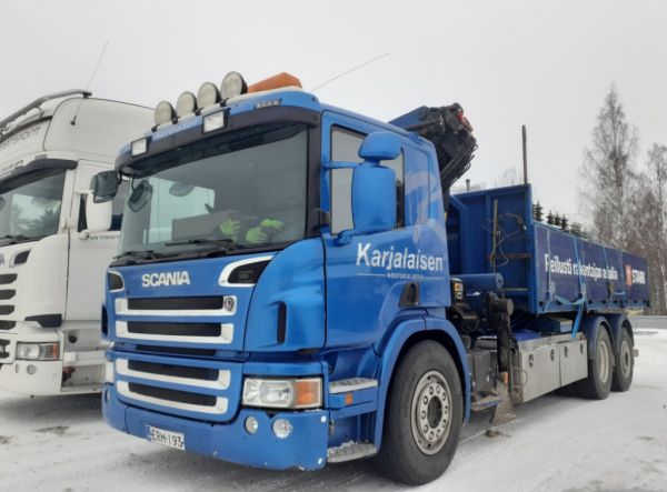 Karjalaisen Nostokuljetuksen Scania
Karjalaisen Nostokuljetuksen nosturilla varustettu Scania vaihtolava-auto
Avainsanat: Karjalainen Scania