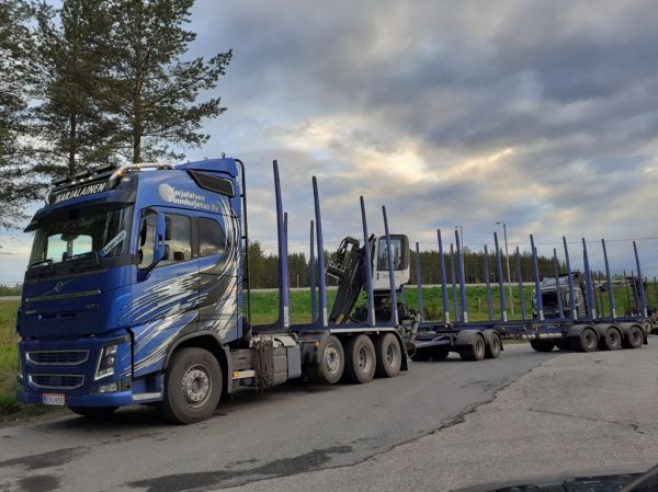 Karjalaisen Puunkuljetuksen Volvo FH16
Karjalaisen Puunkuljetus Oy:n Volvo FH16 puutavarayhdistelmä.
Avainsanat: KarjalaisenPuunkuljetus Volvo FH16