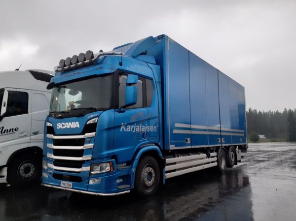 Karjalaisen Rahdin Scania R460
Karjalaisen Rahti Oy:n Scania R460 rahtiauto.
Avainsanat: Karjalainen Scania R460 ABC Hirvaskangas