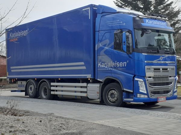 Karjalaisen Rahdin Volvo FH
Karjalaisen Rahdin Volvo FH jakeluauto.
Avainsanat: Karjalaisen-Rahti Volvo FH