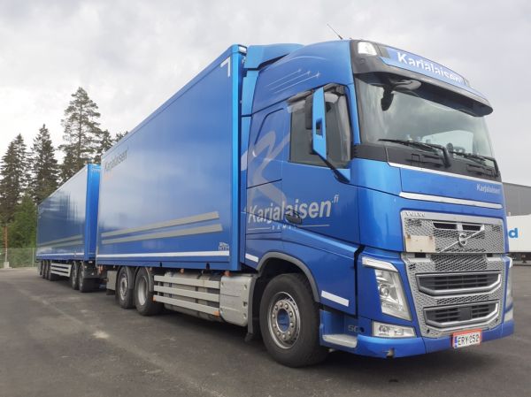 Karjalaisen Rahdin Volvo FH
Karjalaisen Rahti Oy:n Volvo FH täysperävaunuyhdistelmä.
Avainsanat: Karjalainen Volvo FH