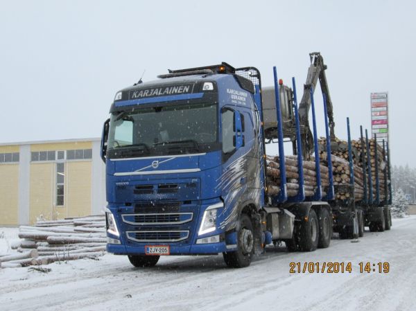 Karjalaisen Volvo FH
Karjalaisen Volvo FH puutavarayhdistelmä kuorman teossa Hirvaskankaalla.
Avainsanat: Karjalainen Volvo FH Hirvaskangas