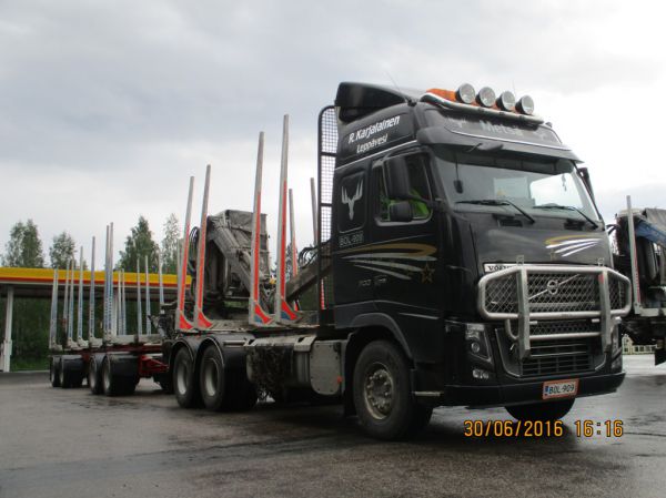 R Karjalaisen Volvo FH16
R Karjalaisen Volvo FH16 puutavarayhdistelmä.
Avainsanat: Karjalainen Volvo FH16 Shell Hirvaskangas