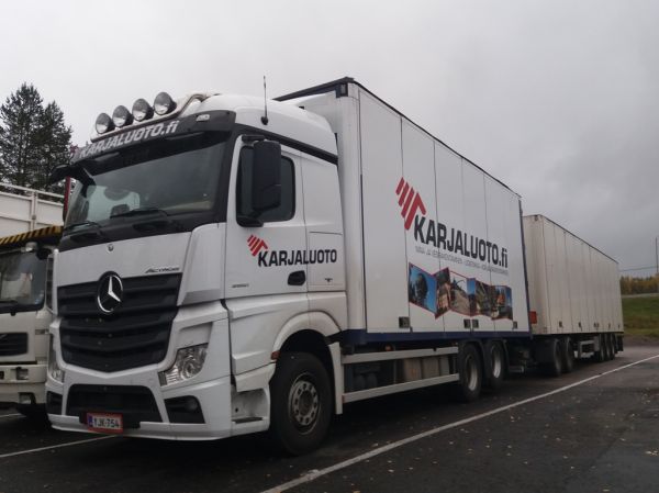 Klikkaa kuvaa nähdäksesi se täysikokoisena
==============
Karjaluodon MB 2651 Actros
Karjaluodon MB 2651 Actros täysperävaunuyhdistelmä.
Avainsanat: Karjaluoto MB 2651 Actros Shell Hirvaskangas Karjaluodon MB 2651 Actros
Karjaluodon MB 2651 Actros täysperävaunuyhdistelmä.
Avainsanat: Karjaluoto MB 2651 Actros Shell Hirvaskangas