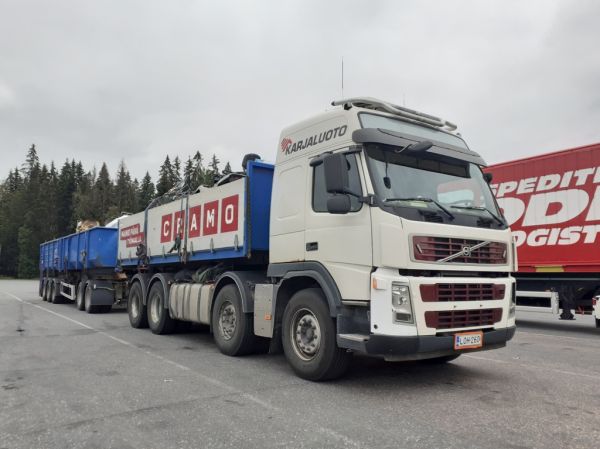 Karjaluodon Volvo FM12
Karjaluodon Volvo FM12 täysperävaunuyhdistelmä.

Avainsanat: Karjaluoto Volvo FM12 ABC Hirvaskangas