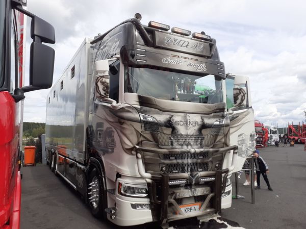 Karjarahti Pudaksen Scania R520
Karjarahti Pudas Oy:n Scania R520 "Battle Family" eläintenkuljetusauto.
Avainsanat: Pudas Scania R520 Battle Family Himos23 Eläinkuljetus