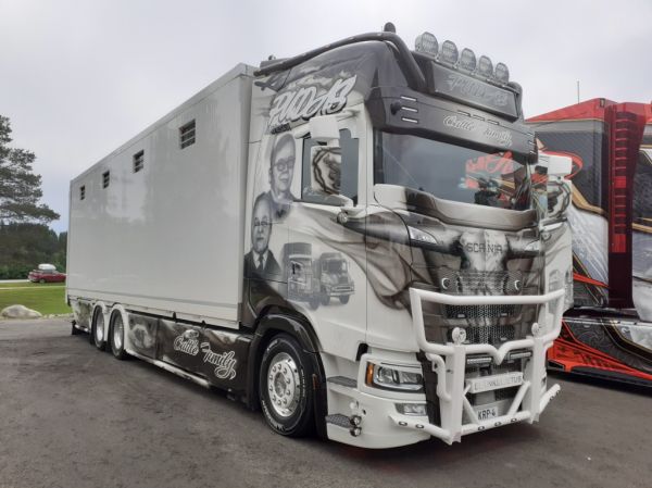 Klikkaa kuvaa nähdäksesi se täysikokoisena
==============
Karjarahti Pudaksen Scania S580
Karjarahti Pudas Oy:n Scania S580 "Battle Family" eläintenkuljetusauto.
Avainsanat: Pudas Scania S580 Battle Family Viitasaari26 Eläinkuljetus Karjarahti Pudaksen Scania S580
Karjarahti Pudas Oy:n Scania S580 "Battle Family" eläintenkuljetusauto.
Avainsanat: Pudas Scania S580 Battle Family Viitasaari26 Eläinkuljetus