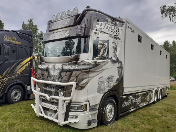 Klikkaa kuvaa nähdäksesi se täysikokoisena
==============
Karjarahti Pudaksen Scania S580
Karjarahti Pudas Oy:n Scania S580 "Battle Family" eläintenkuljetusauto.
Avainsanat: Pudas Scania S580 Battle Family Runni26 Eläinkuljetus Karjarahti Pudaksen Scania S580
Karjarahti Pudas Oy:n Scania S580 "Battle Family" eläintenkuljetusauto.
Avainsanat: Pudas Scania S580 Battle Family Runni26 Eläinkuljetus