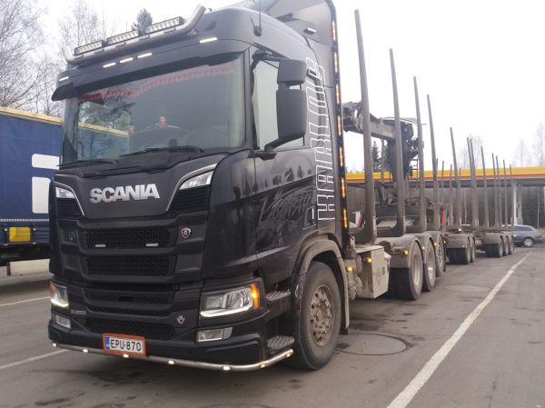 Karlogin Scania R650
Karlogin Scania R650 puutavarayhdistelmä.
Avainsanat: Karlog Scania R650 Shell Hirvaskangas