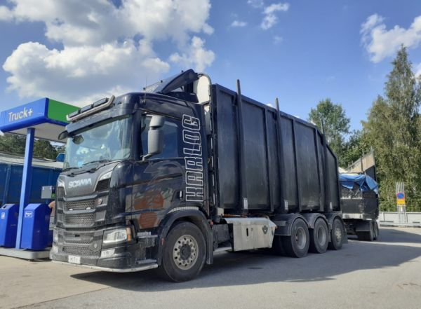 Karlogin Scania R660
Karlog Oy:n Scania R660 täysperävaunuyhdistelmä.
Avainsanat: Karlog Scania R660 Neste