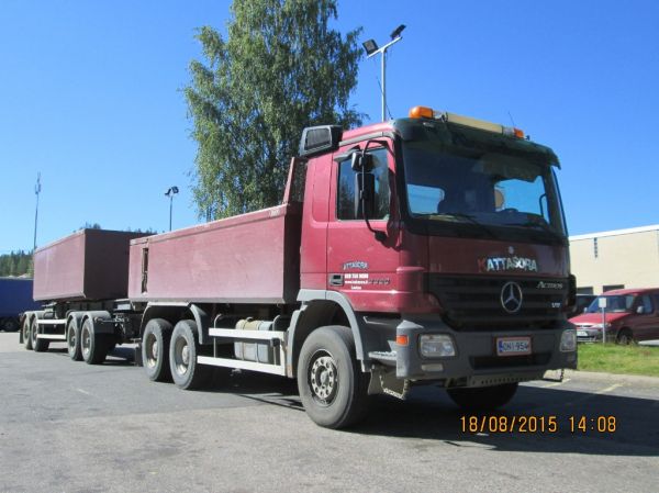 Kattasoran MB 3350 Actros
Kattasora Oy:n MB 3350 Actros sorayhdistelmä.
Avainsanat: Kattasora MB 3350 Actros Shell Hirvaskangas