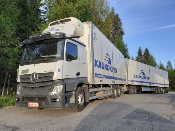 Kuljetusliike I Lehtosen MB 2853 Actros 
Kaukokiidon ajossa oleva Kuljetusliike I Lehtonen Oy:n MB 2853 Actros täysperävaunuyhdistelmä. 
Avainsanat: Kaukokiito Lehtonen MB 2853 Actros Shell Hirvaskangas 10