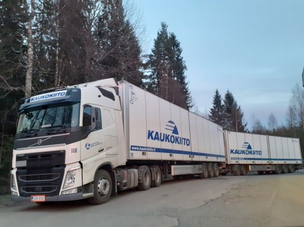 Kuljetusliike I Lehtosen Volvo FH500 
Kaukokiidon ajossa oleva Kuljetusliike I Lehtonen Oy:n Volvo FH500 hct-yhdistelmä. 
Avainsanat: Lehtonen Kaukokiito Volvo FH500 Shell Hirvaskangas 100 Hct