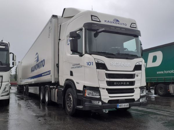 Kuljetusliike I Lehtosen Scania 560R
Kaukokiidon ajossa oleva Kuljetusliike I Lehtonen Oy:n Scania 560R hct-yhdistelmä.
Avainsanat: Kaukokiito Lehtonen Scania 560R ABC Hirvaskangas 101 Hct