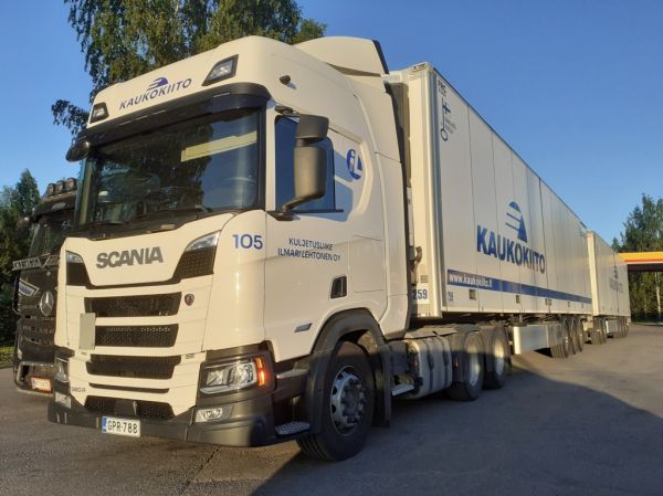 Kuljetusliike I Lehtosen Scania 560R
Kaukokiidon ajossa oleva Kuljetusliike I Lehtonen Oy:n Scania 560R hct-yhdistelmä.
Avainsanat: Kaukokiito Lehtonen Scania 560R Shell Hirvaskangas 105 Hct