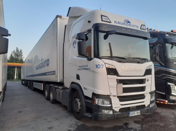 Kuljetusliike I Lehtosen Scania 560R
Kaukokiidon ajossa oleva Kuljetusliike I Lehtonen Oy:n Scania 560R hct-yhdistelmä.
Avainsanat: Kaukokiito Lehtonen Scania 560R Shell Hirvaskangas 107 Hct