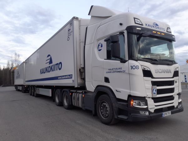 Kuljetusliike I Lehtosen Scania 560R
Kaukokiidon ajossa oleva Kuljetusliike I Lehtonen Oy:n Scania 560R hct-yhdistelmä.
Avainsanat: Kaukokiito Lehtonen Scania 560R Shell Hirvaskangas 108 Hct