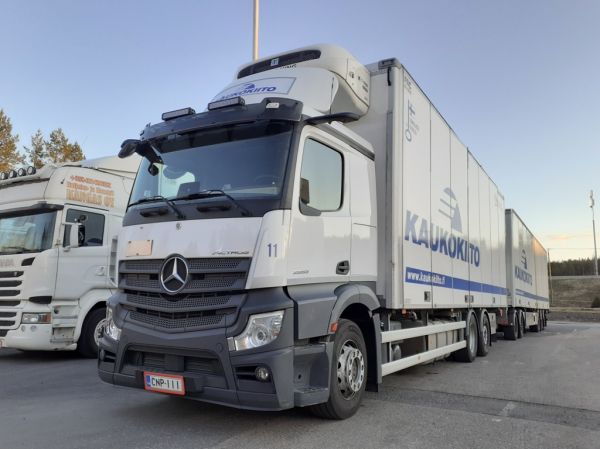 Kuljetusliike I Lehtosen MB 2853 Actros 
Kaukokiidon ajossa oleva Kuljetusliike I Lehtonen Oy:n MB 2853 Actros täysperävaunuyhdistelmä. 
Avainsanat: Kaukokiito Lehtonen MB 2853 Actros Shell Hirvaskangas 11