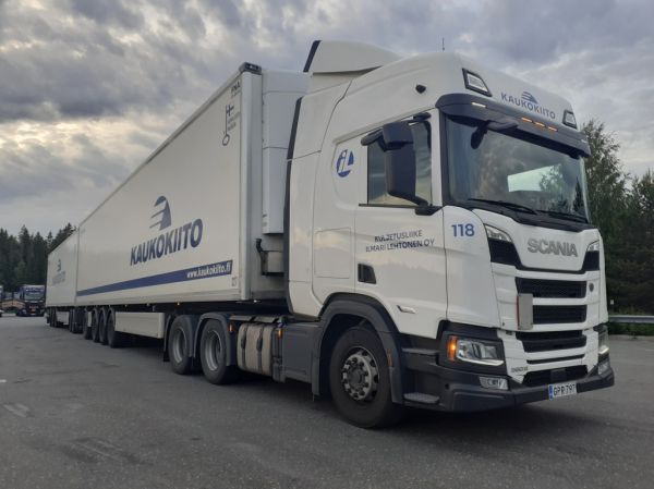 Kuljetusliike I Lehtosen Scania 560R
Kaukokiidon ajossa oleva Kuljetusliike I Lehtonen Oy:n Scania 560R hct-yhdistelmä.
Avainsanat: Kaukokiito Lehtonen Scania 560R ABC Hirvaskangas 118 Hct