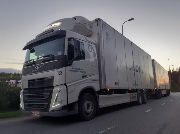 Kuljetusliike I Lehtonen Oy:n Volvo FH460
Kaukokiidon ajossa oleva Kuljetusliike I Lehtonen Oy:n Volvo FH460 täysperävaunuyhdistelmä.
Avainsanat: Lehtonen Kaukokiito Volvo FH460 ABC Hirvaskangas 12