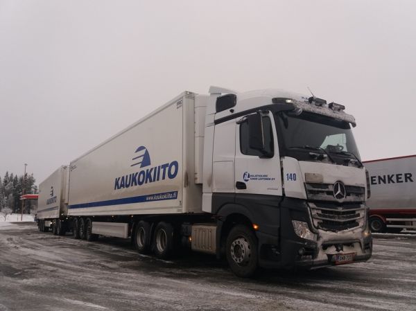 Kuljetusliike I Lehtosen MB 2658 Actros 
Kaukokiidon ajossa oleva Kuljetusliike I Lehtonen Oy:n MB 2658 Actros hct-yhdistelmä. 
Avainsanat: Kaukokiito Lehtonen MB 2658 Actros ABC Hirvaskangas Hct 140