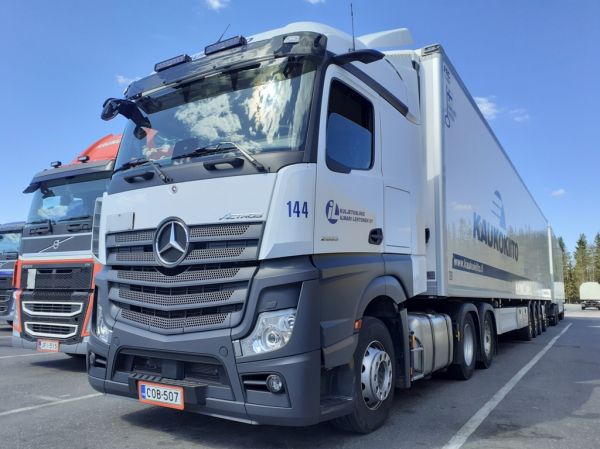 Kuljetusliike I Lehtosen MB 2653 Actros 
Kaukokiidon ajossa oleva Kuljetusliike I Lehtonen Oy:n MB 2653 Actros hct-yhdistelmä. 
Avainsanat: Kaukokiito Lehtonen MB 2653 Actros ABC Hirvaskangas 144 Hct