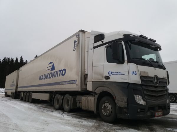 Kuljetusliike I Lehtosen MB 2658 Actros 
Kaukokiidon ajossa oleva Kuljetusliike I Lehtonen Oy:n MB 2658 Actros hct-yhdistelmä. 
Avainsanat: Kaukokiito Lehtonen MB 2658 Actros ABC Hirvaskangas HCT 145