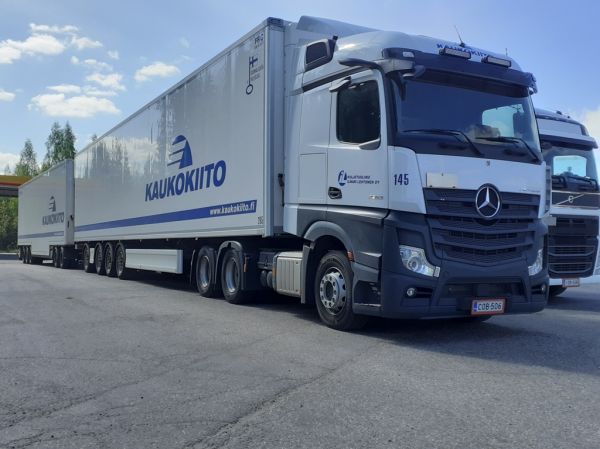 Kuljetusliike I Lehtosen MB 2653 Actros 
Kaukokiidon ajossa oleva Kuljetusliike I Lehtonen Oy:n MB 2653 Actros hct-yhdistelmä. 
Avainsanat: Kaukokiito Lehtonen MB 2653 Actros Shell Hirvaskangas 145 Hct