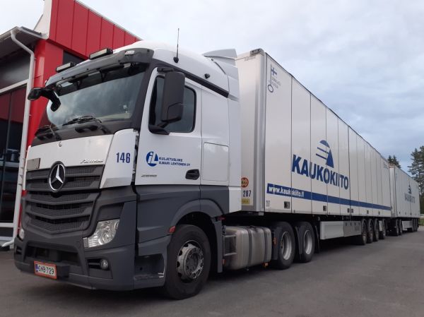 Kuljetusliike I Lehtosen MB 2658 Actros
Kaukokiidon ajossa oleva Kuljetusliike I Lehtonen Oy:n MB 2658 Actros hct-yhdistelmä.
Avainsanat: Kaukokiito Lehtonen MB 2658 Actros Hirvaskangas 146 Hct